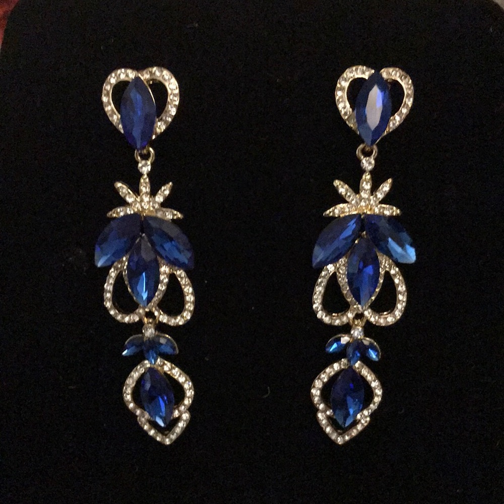 Gorgeous dangling sapphire blue earrings